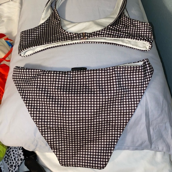 Bikini - Picture 2 of 2